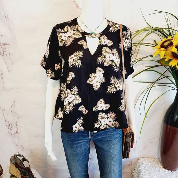 Urban Outfitters Elodie floral print top keyhole v neckline top - Picture 3 of 8